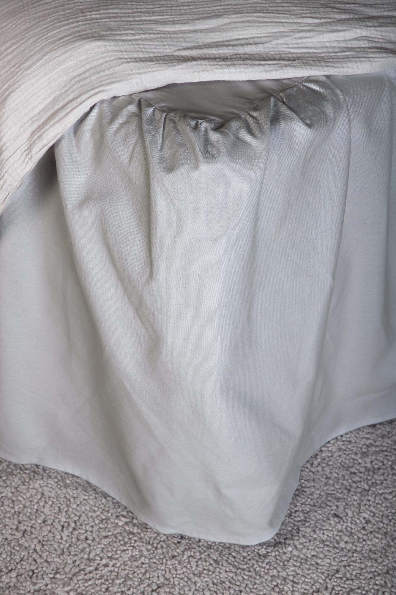 Stilvoller Pixy Bettüberwurf von Venture Home in sanftem Grau.