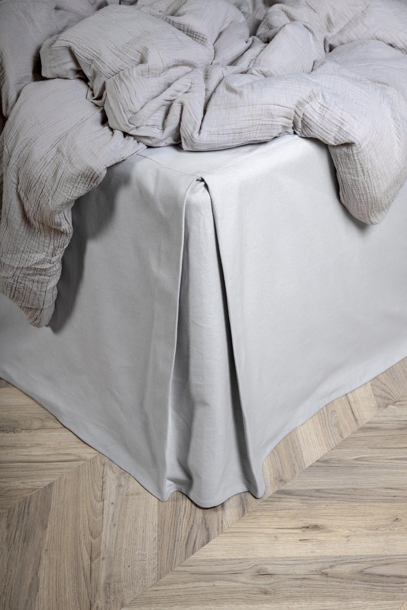 Eleganter Ziggy Bettüberwurf von Venture Home in zeitlosem Grau.