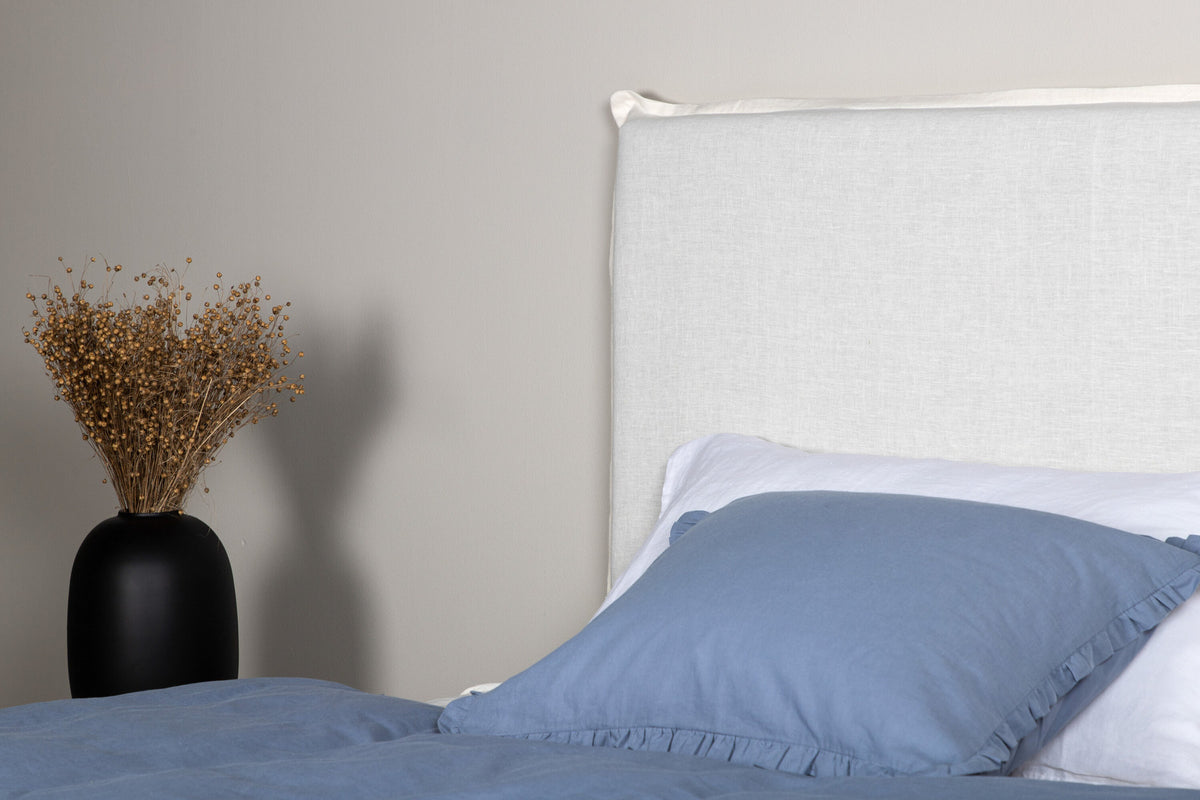 Signe Kopfteilbezug in Cremefarben präsentiert im Onlineshop von KAQTU Design AG. Zubehör Bett ist von Venture Home
