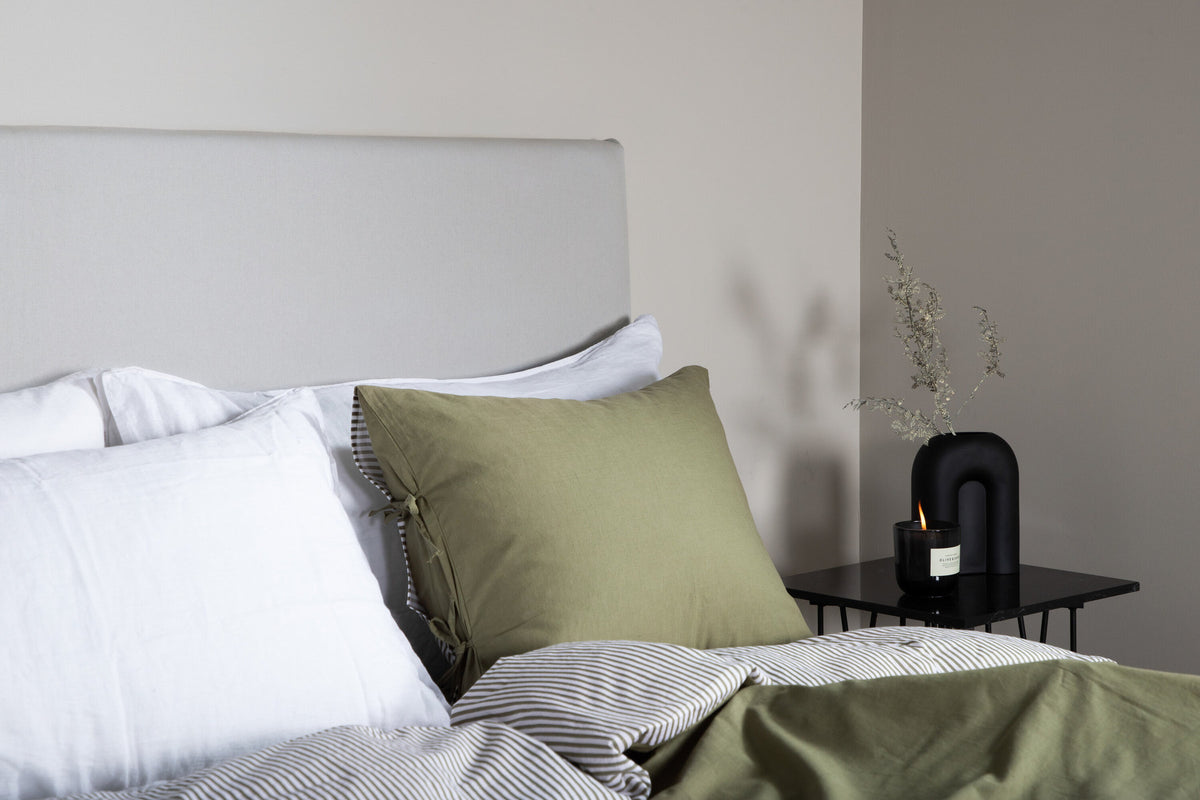 Saga Kopfteilbezug in Hellgrau präsentiert im Onlineshop von KAQTU Design AG. Zubehör Bett ist von Venture Home