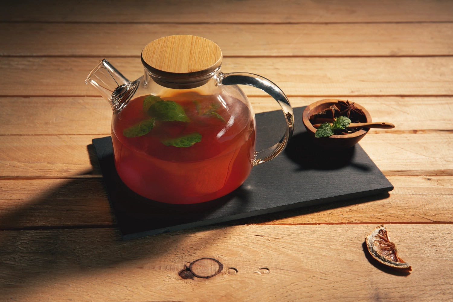 Elegante Teekanne aus Borosilikatglas mit 800ml Fassungsvermögen, ideal für Teeliebhaber. Modernes Design, perfekt für stilvolle Teestunden.