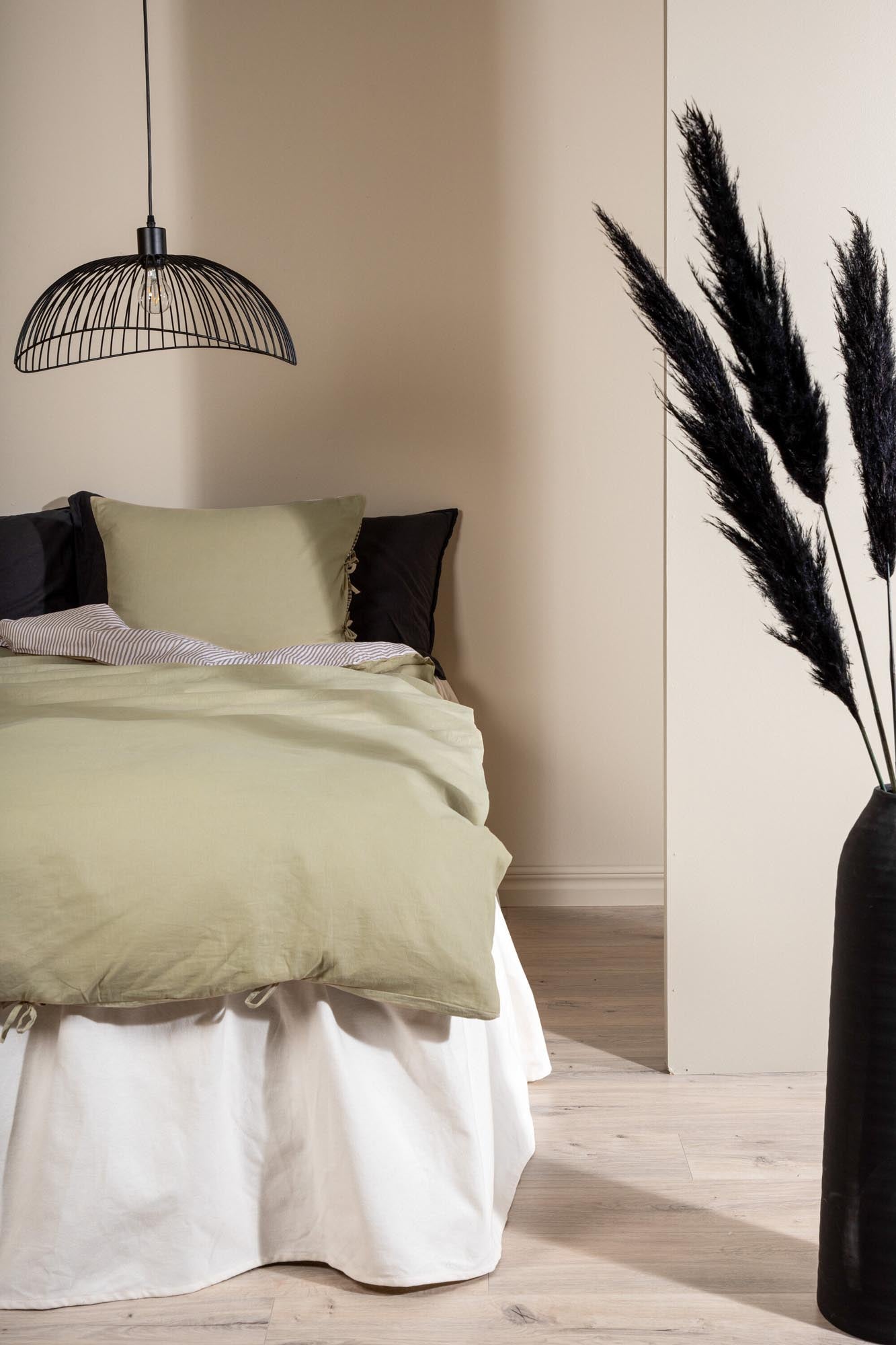 Entdecken Sie die vielseitige Jenna Bettgarnitur von Venture Home – für eleganten Stil und höchsten Schlafkomfort in Ihrem Schlafzimmer.