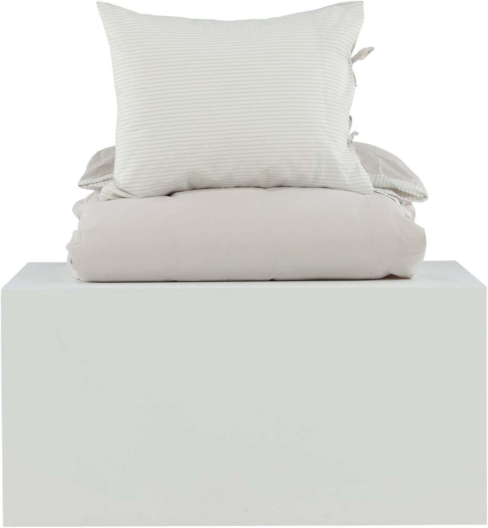 Verleihen Sie Ihrem Schlafzimmer mit der Jenna Bettgarnitur von Venture Home einen stilvollen Akzent. Hochwertige Baumwolle und vielseitiges Design sorgen für optimalen Komfort.