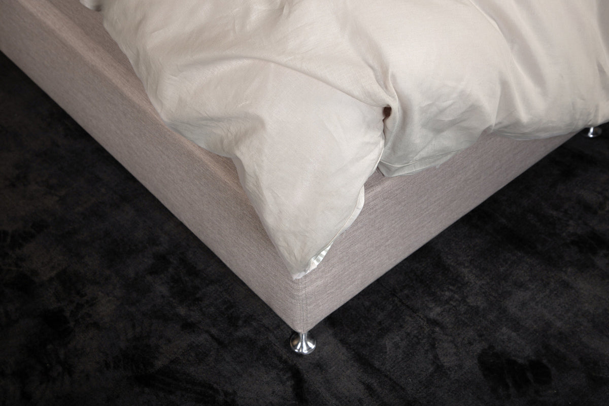 Jenna Bettgarnitur in Hellgrau präsentiert im Onlineshop von KAQTU Design AG. Bettwäsche ist von Venture Home