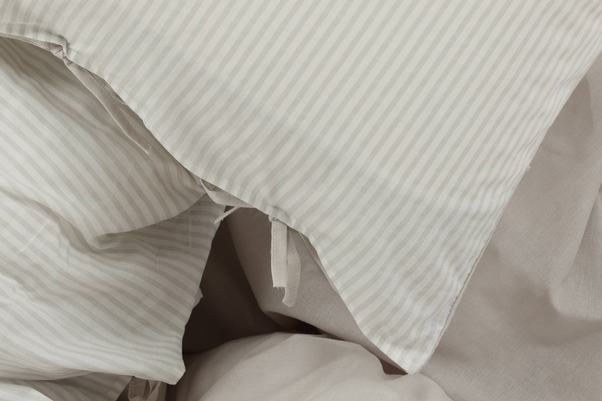 Jenna Bettgarnitur in Hellgrau präsentiert im Onlineshop von KAQTU Design AG. Bettwäsche ist von Venture Home