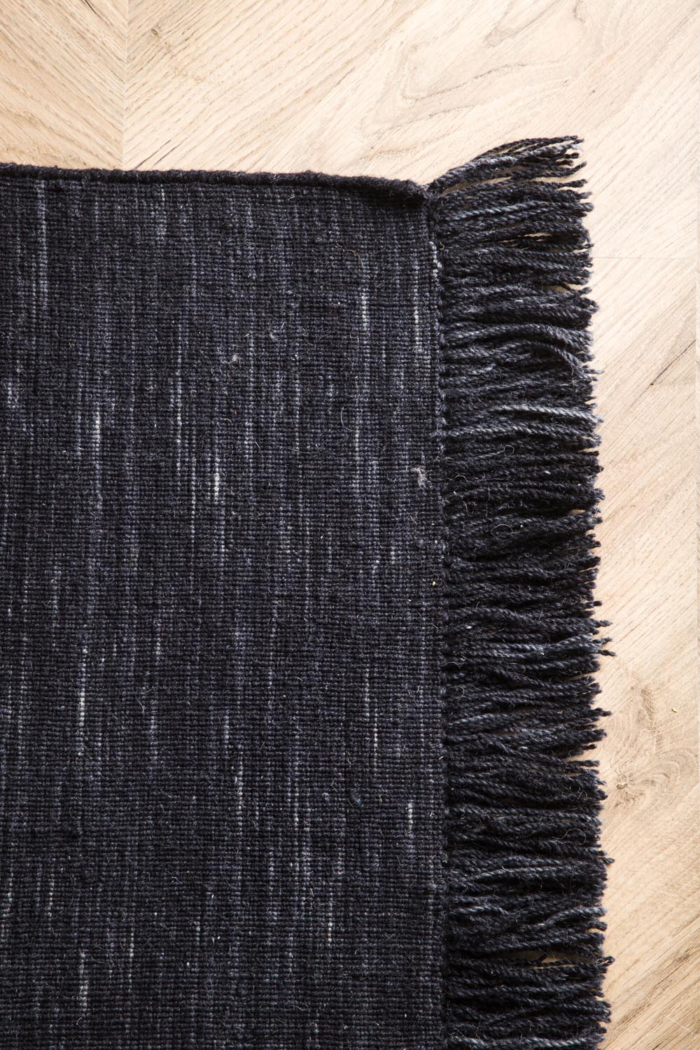 Elton Teppich in Schwarz präsentiert im Onlineshop von KAQTU Design AG. Teppich ist von Venture Home