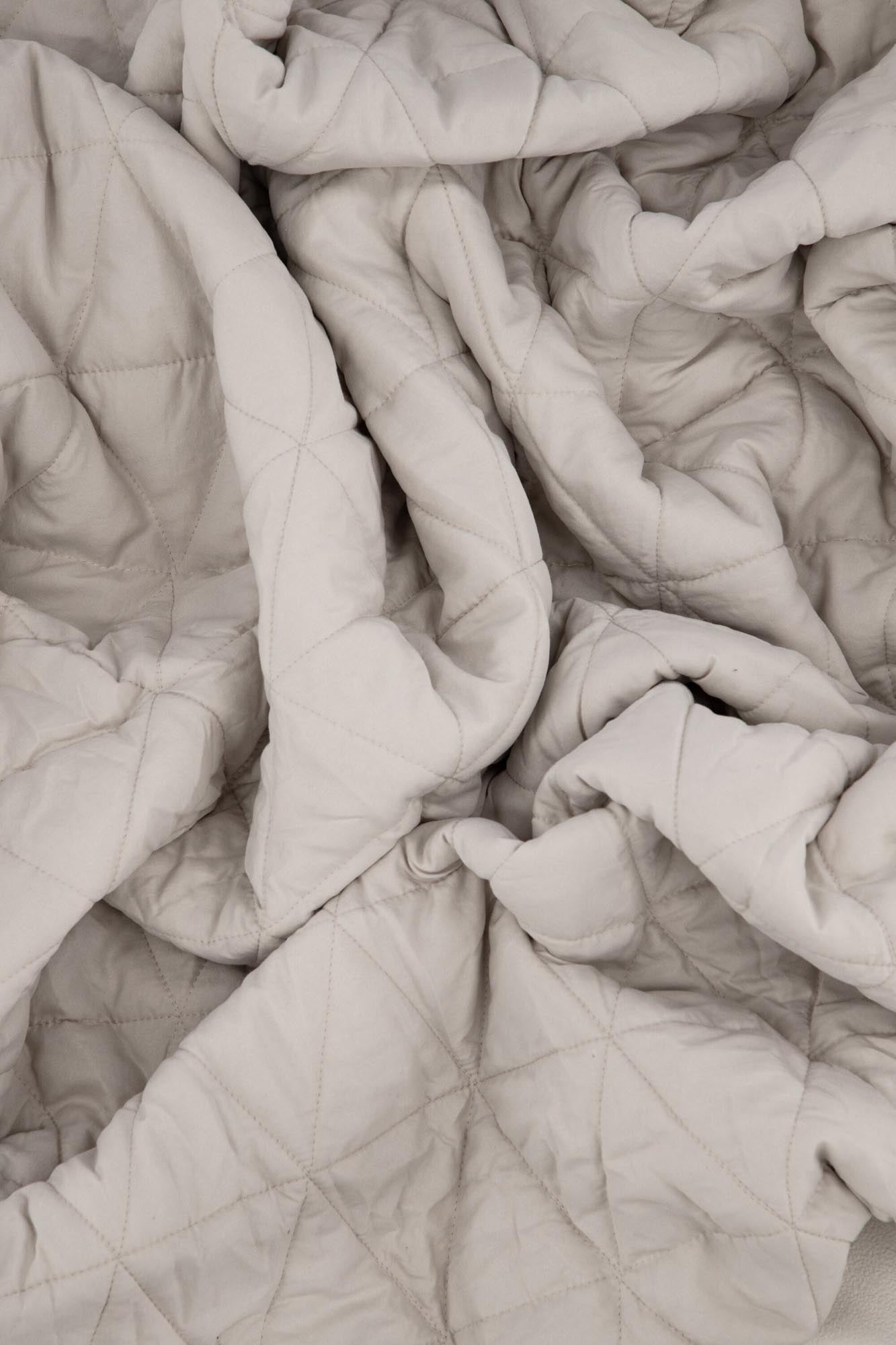 Nilla Tagesdecke von Venture Home: Vielseitig, doppelseitig und perfekt für ein stilvolles Schlafzimmer. Hochwertiges Polyester für Langlebigkeit.