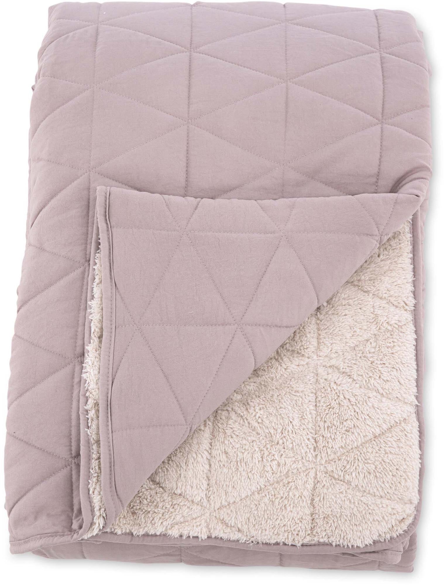 Nilla Tagesdecke von Venture Home: Stilvolle, wendbare Bettüberwurf aus strapazierfähigem Polyester für einladenden Komfort und frischen Look im Schlafzimmer.