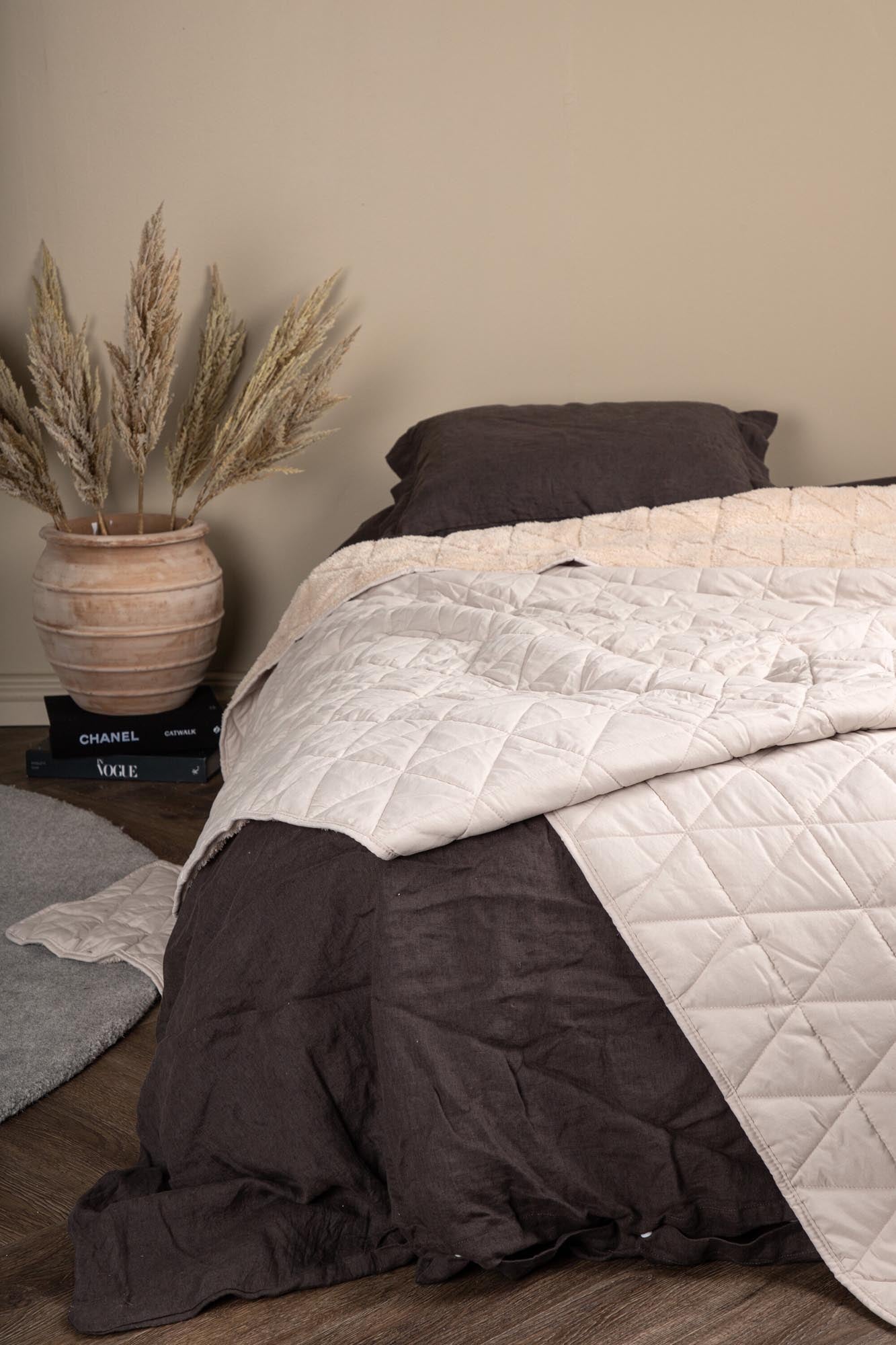 Nilla Tagesdecke von Venture Home: Vielseitig, doppelseitig und aus hochwertigem Polyester für Stil und Gemütlichkeit in Ihrem Schlafzimmer.