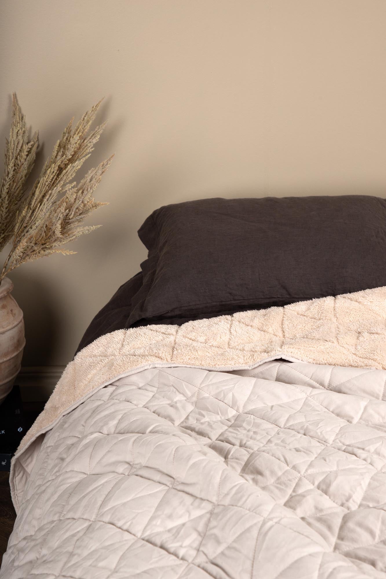 Entdecken Sie die Nilla Tagesdecke von Venture Home: Elegante, doppelseitige Gestaltung aus strapazierfähigem Polyester für ein stilvolles und gemütliches Schlafzimmer.