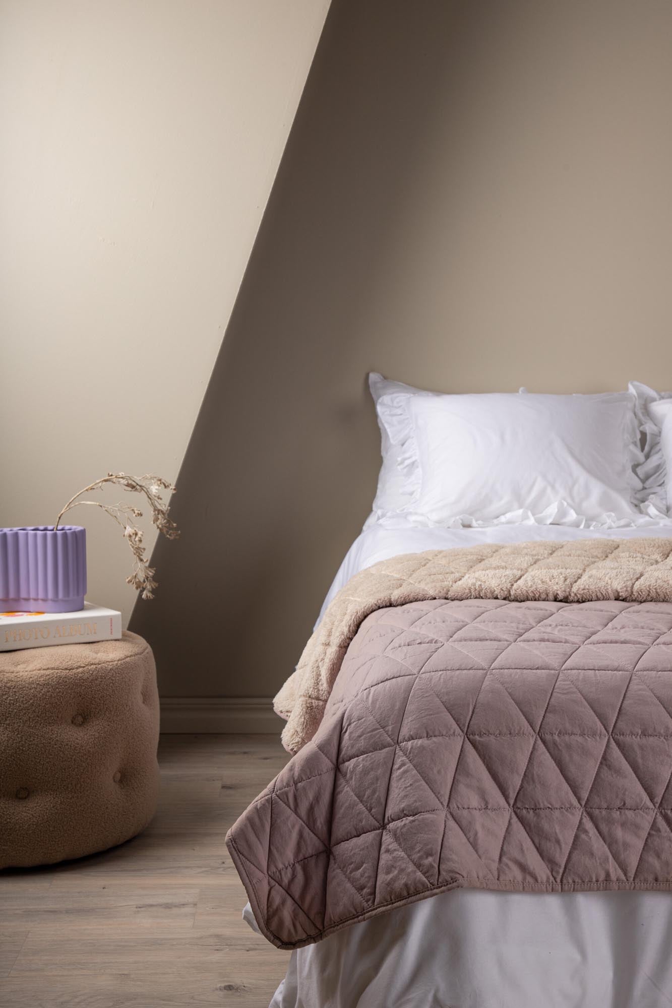 Nilla Tagesdecke von Venture Home: Vielseitig, doppelseitig und aus hochwertigem Polyester für Stil und Gemütlichkeit in Ihrem Schlafzimmer.