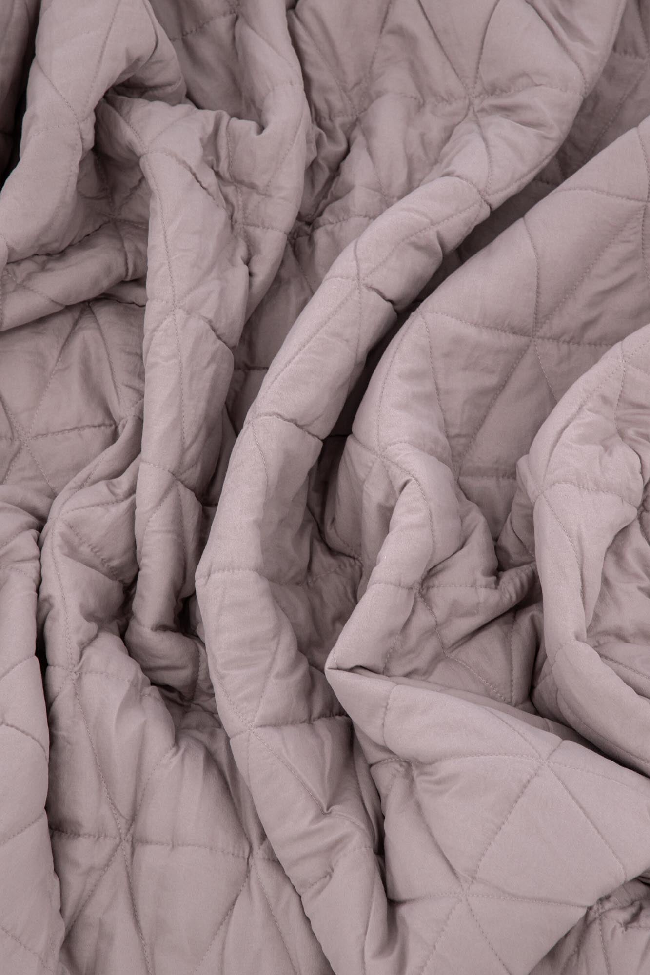 Entdecken Sie die Nilla Tagesdecke von Venture Home: Elegante, doppelseitige Gestaltung aus strapazierfähigem Polyester für ein stilvolles und gemütliches Schlafzimmer.