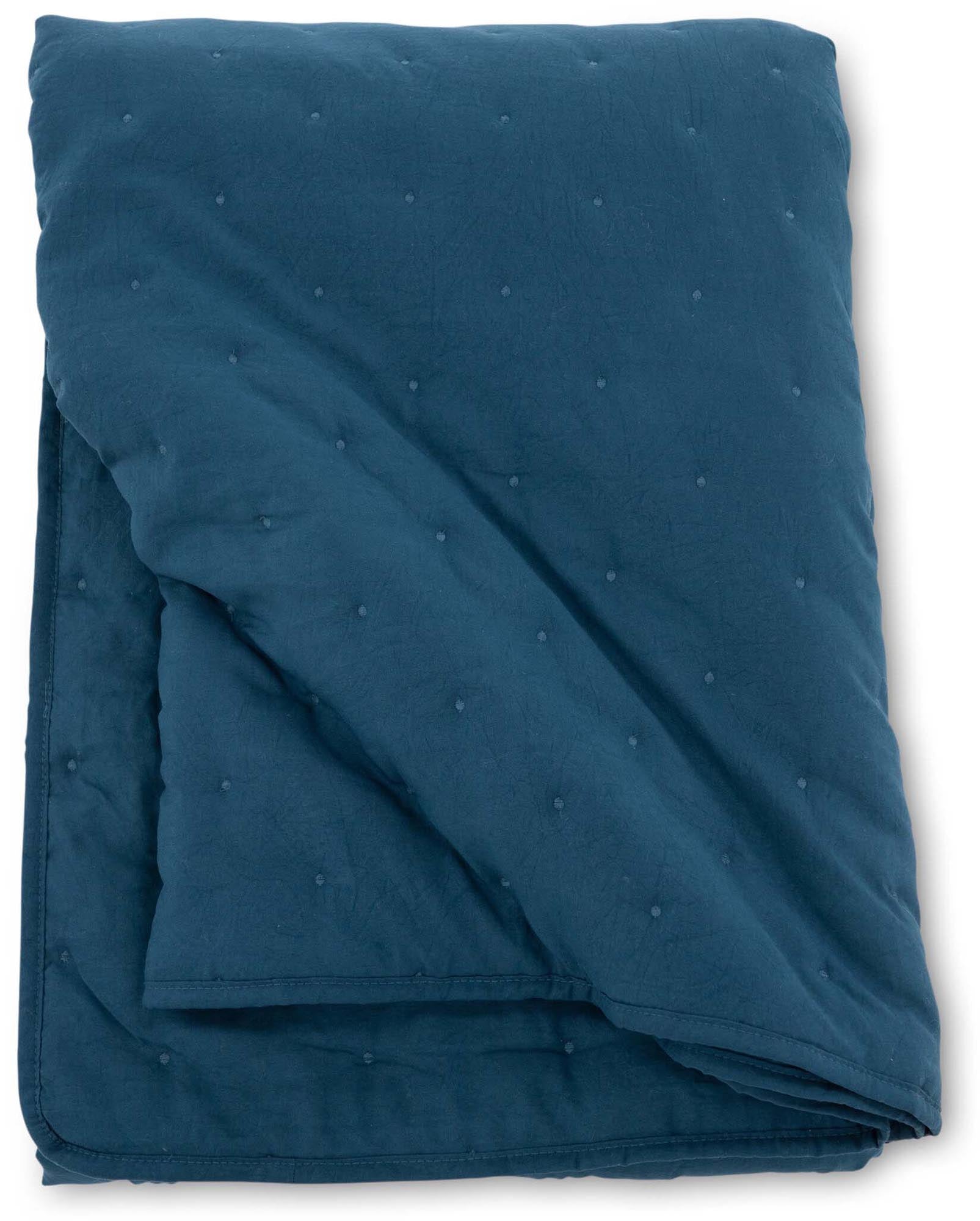 Entdecken Sie die Sally Tagesdecke von Venture Home: Elegante Erdfarben, weiches Polyester und einzigartige Details für ein stilvolles Ambiente.