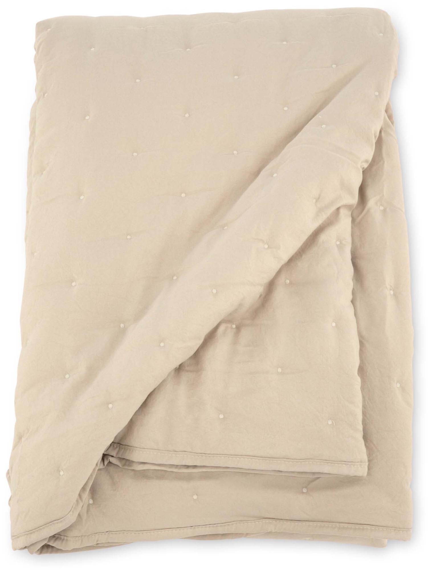 Entdecken Sie die Sally Tagesdecke von Venture Home – ein stilvolles Accessoire aus hochwertigem Polyester, das Ihr Schlafzimmer in eine Oase der Gemütlichkeit verwandelt.