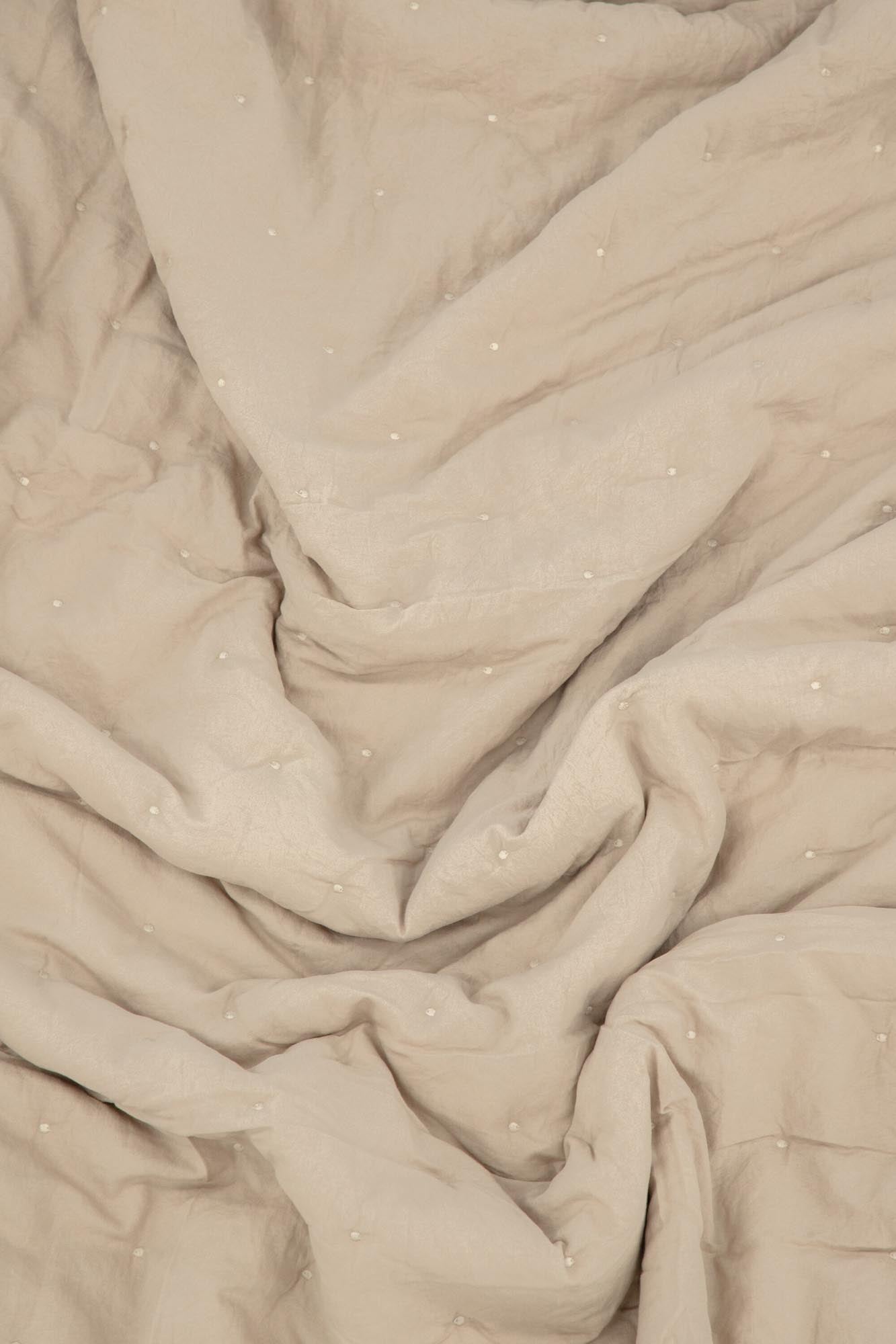 Entdecken Sie die Sally Tagesdecke von Venture Home: Elegante Erdfarben, weiches Polyester und einzigartige Details für ein stilvolles Ambiente.