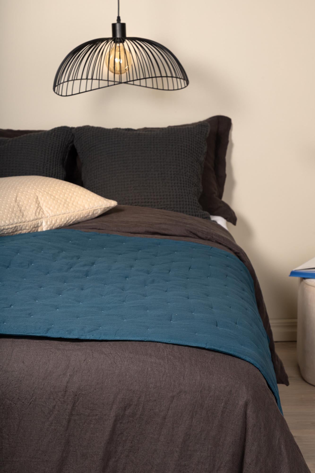 Verleihen Sie Ihrem Schlafzimmer mit der Sally Tagesdecke von Venture Home einen Hauch von Eleganz und Gemütlichkeit – ideal für jeden Anlass!