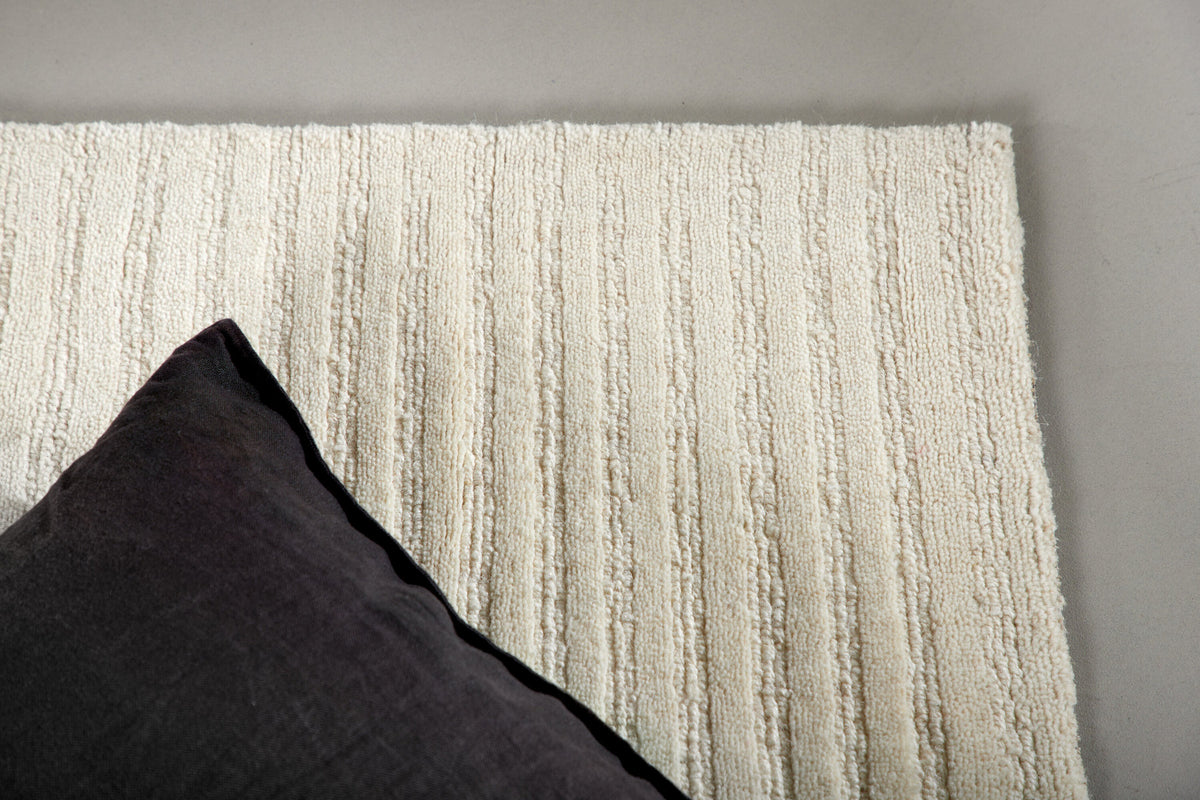 Milton Teppich in Weiss präsentiert im Onlineshop von KAQTU Design AG. Teppich ist von Venture Home