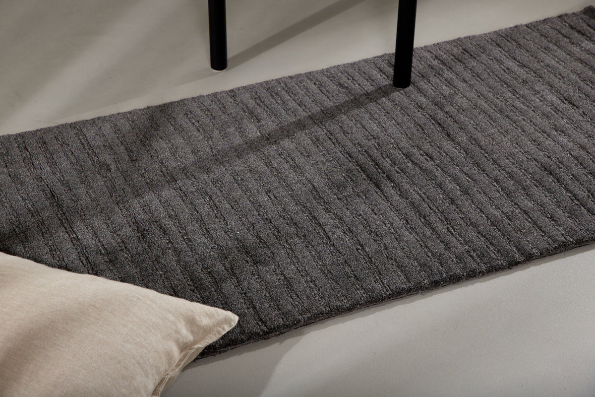 Milton Teppich in Dunkelgrau präsentiert im Onlineshop von KAQTU Design AG. Teppich ist von Venture Home