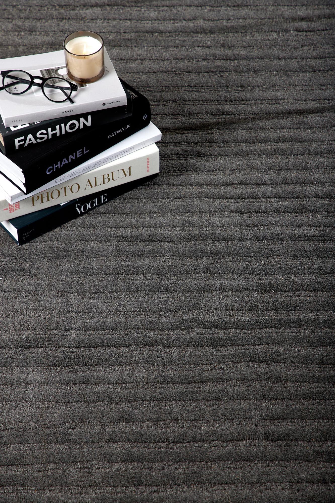 Milton Teppich in Dunkelgrau präsentiert im Onlineshop von KAQTU Design AG. Teppich ist von Venture Home