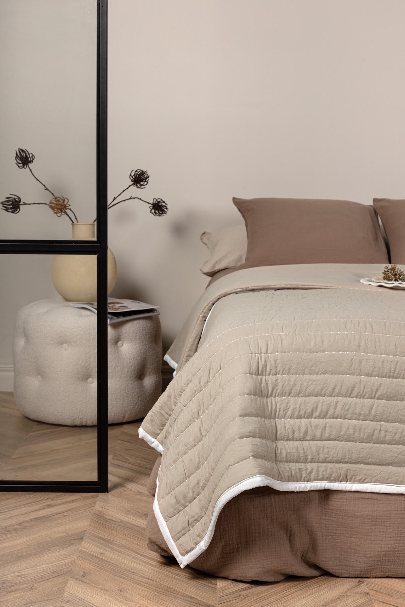 Tagesdecke Juni in Beige präsentiert im Onlineshop von KAQTU Design AG. Bettüberwurf ist von Venture Home