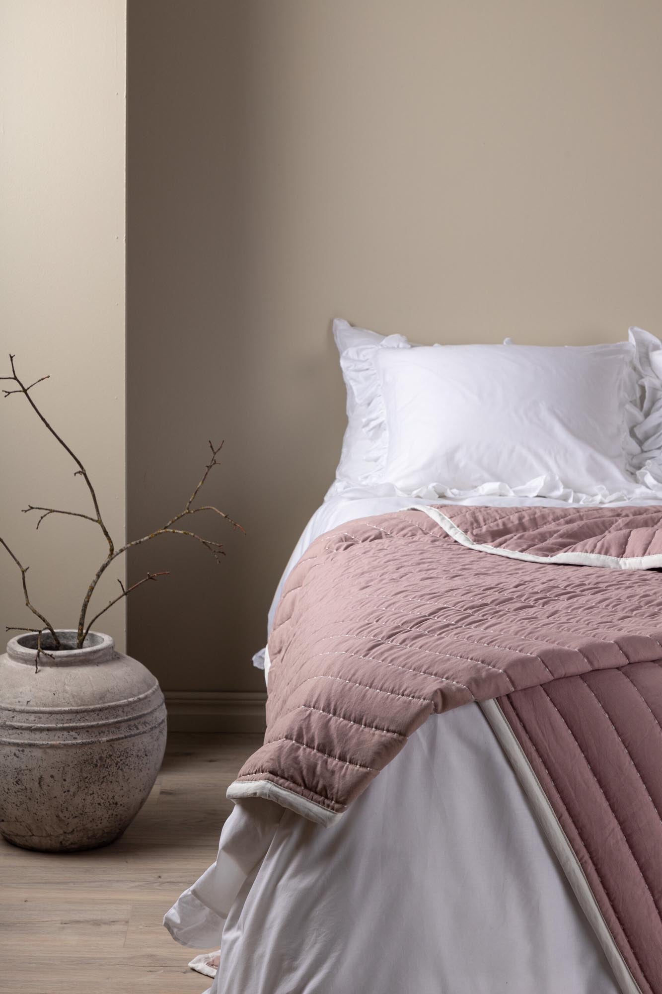 Tagesdecke Juni in Altrosa präsentiert im Onlineshop von KAQTU Design AG. Bettüberwurf ist von Venture Home