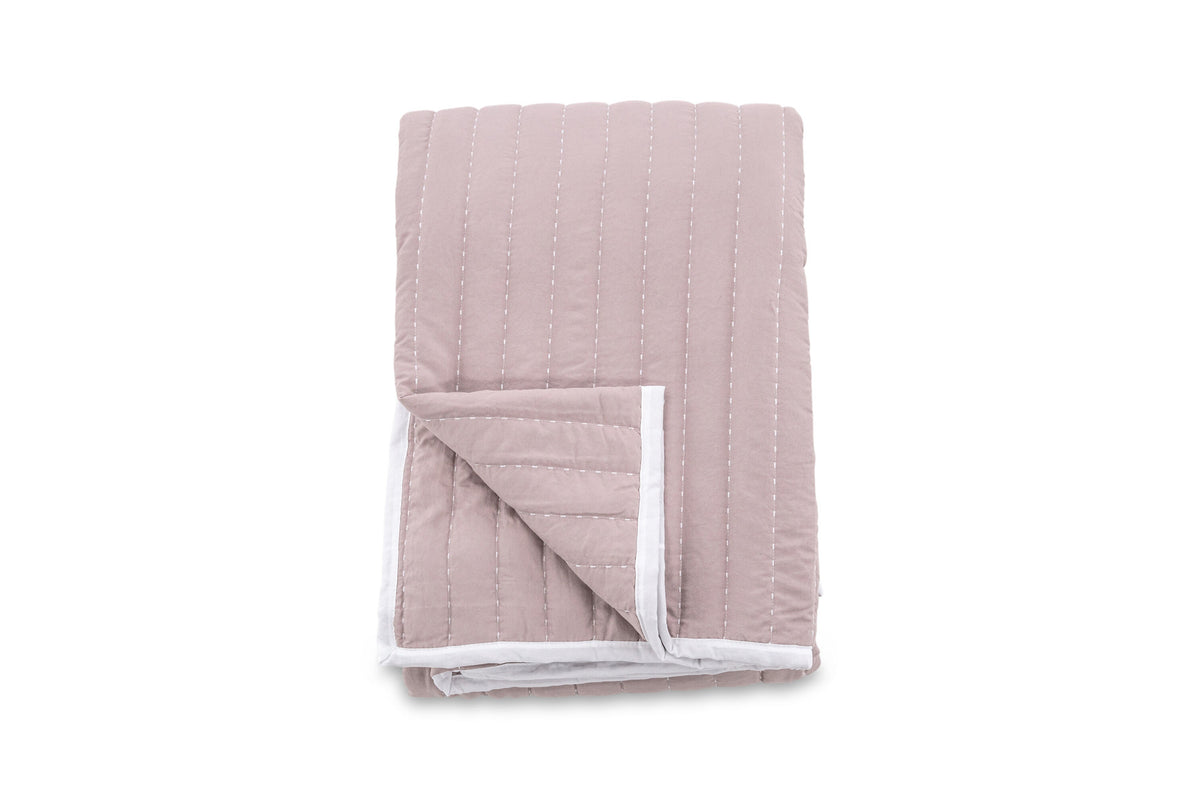 Tagesdecke Juni in Altrosa präsentiert im Onlineshop von KAQTU Design AG. Bettüberwurf ist von Venture Home