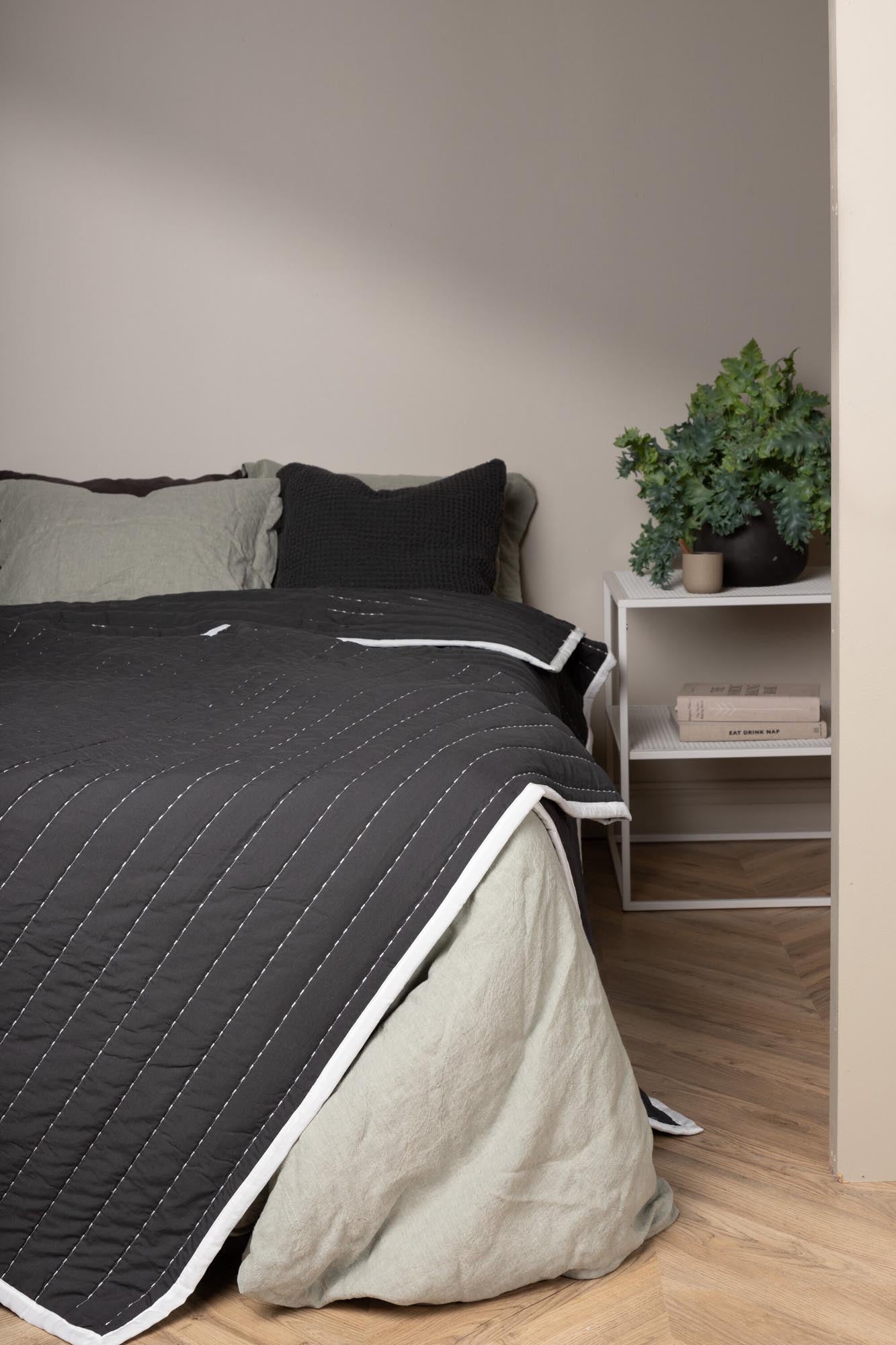 Tagesdecke Juni in Anthrazit präsentiert im Onlineshop von KAQTU Design AG. Bettüberwurf ist von Venture Home