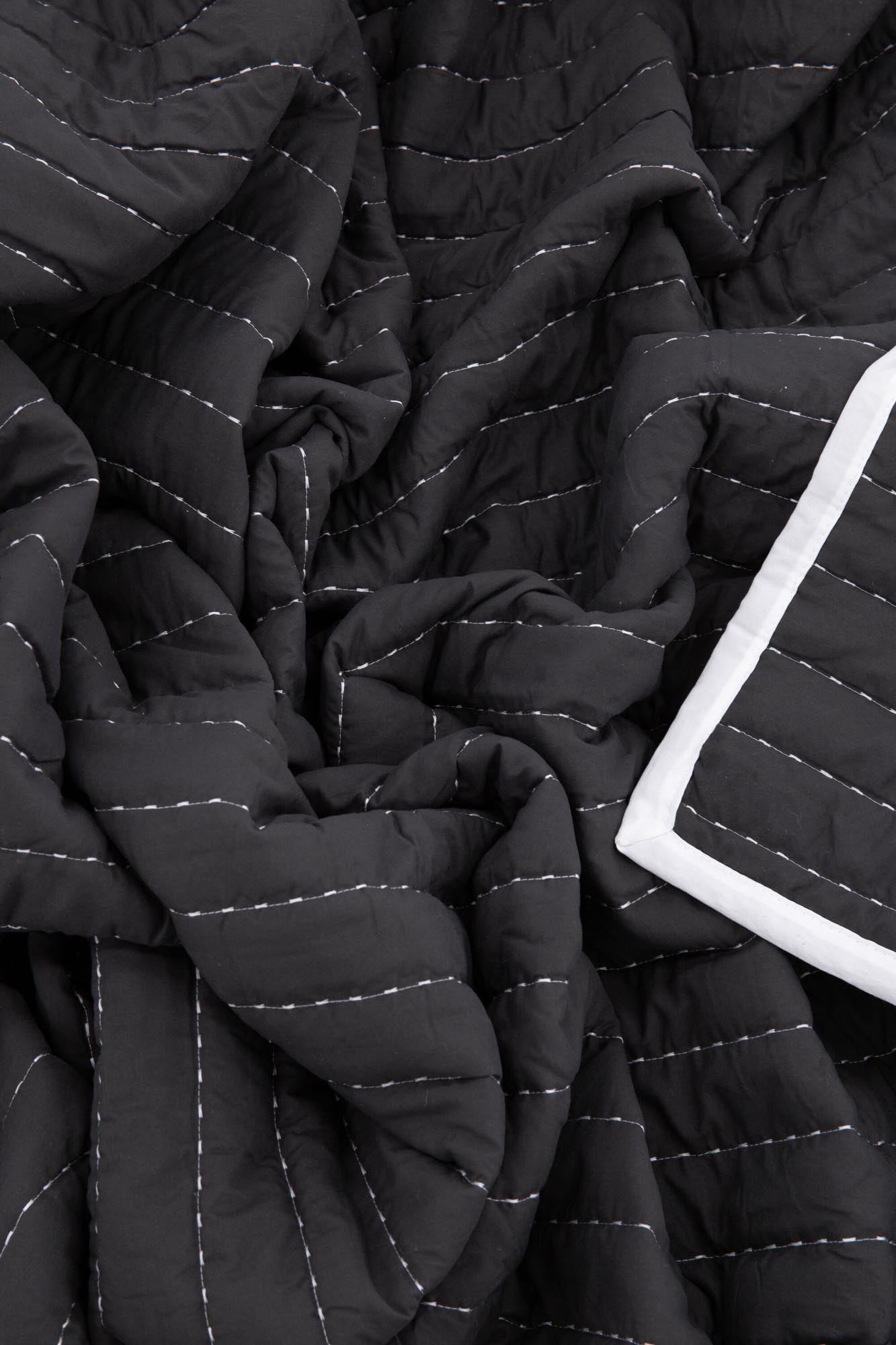 Tagesdecke Juni in Anthrazit präsentiert im Onlineshop von KAQTU Design AG. Bettüberwurf ist von Venture Home