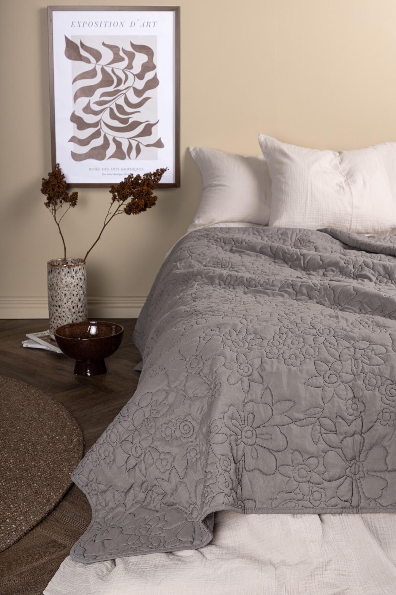 Entdecken Sie die Niki Tagesdecke von Venture Home: Elegante, pflegeleichte Bettüberwurf aus Mikrofaser, ideal für ein stilvolles Schlafzimmer.