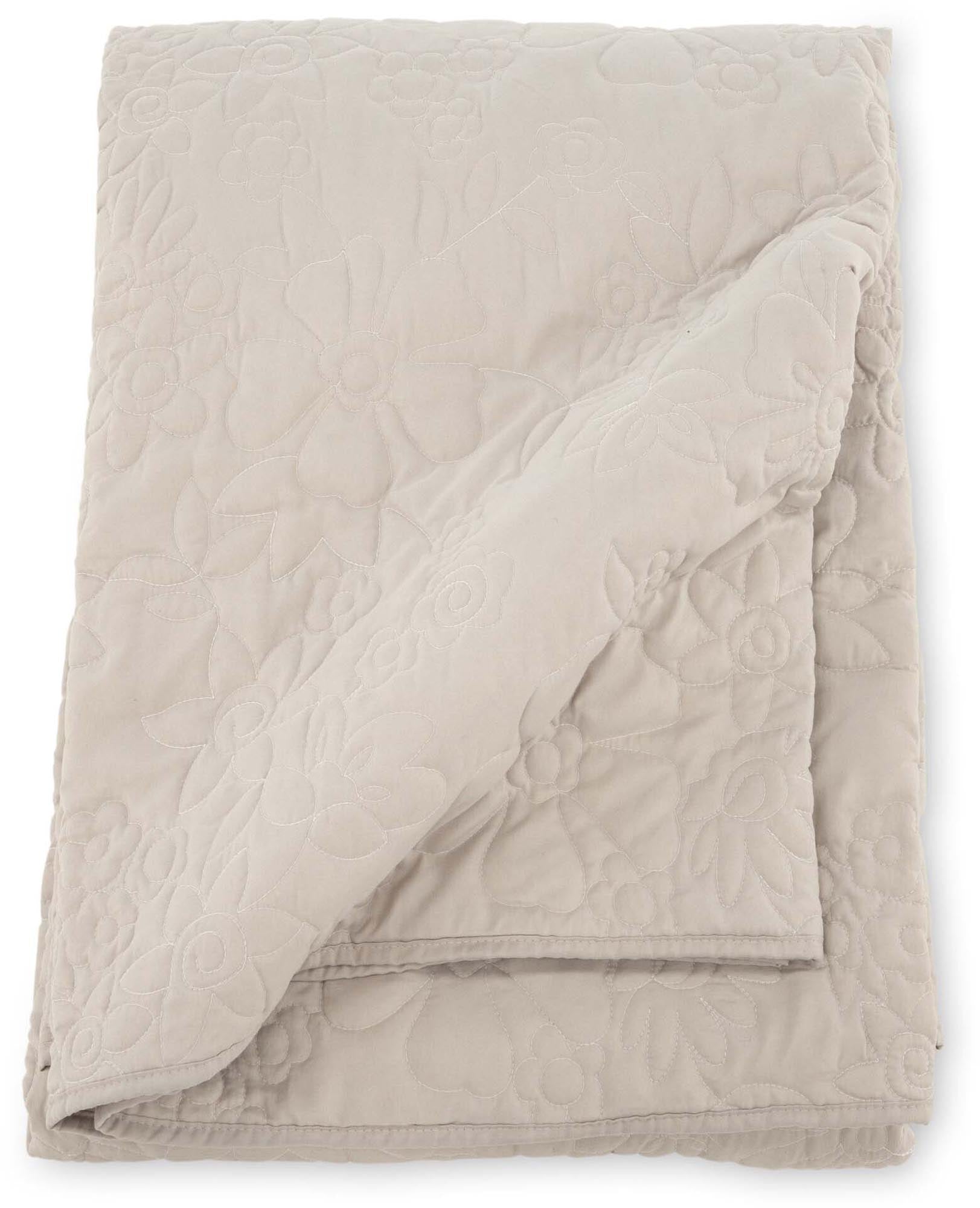 Niki Tagesdecke von Venture Home: Hochwertige, pflegeleichte Bettüberwurf für ein modernes Schlafzimmer mit neutralen Farbtönen und eleganten Mustern.