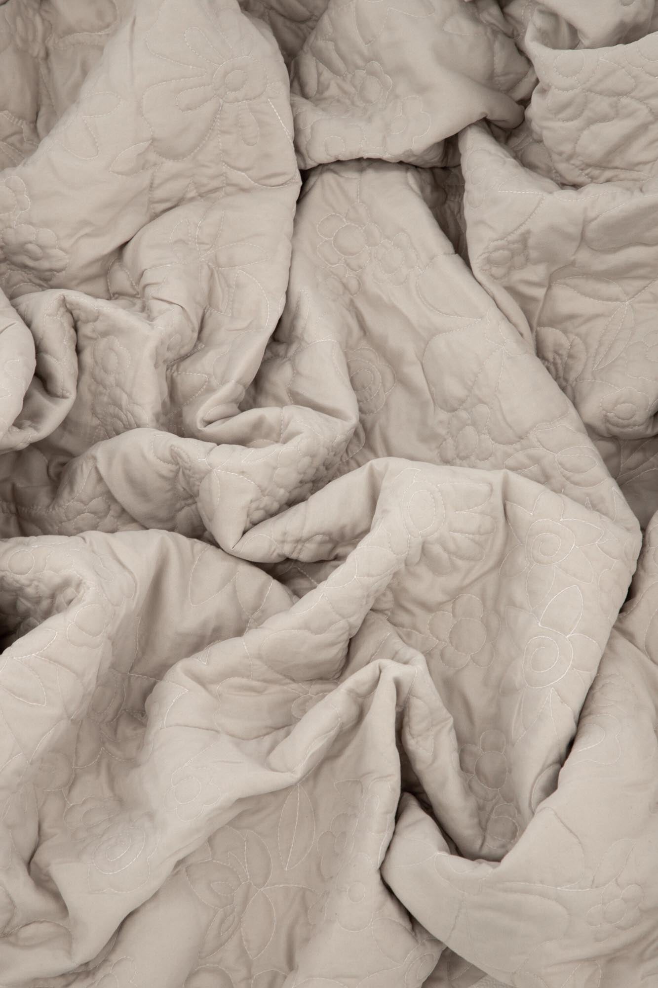 Entdecken Sie die Niki Tagesdecke von Venture Home – stilvoll, pflegeleicht und perfekt für jedes Schlafzimmer. Bringen Sie Eleganz und Komfort in Ihr Zuhause!