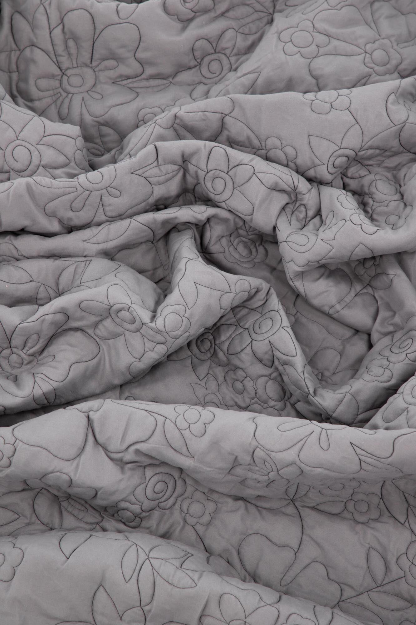 Niki Tagesdecke von Venture Home: Stilvolle Eleganz und pflegeleichter Komfort für Ihr Schlafzimmer. Perfekt für jeden Einrichtungsstil.