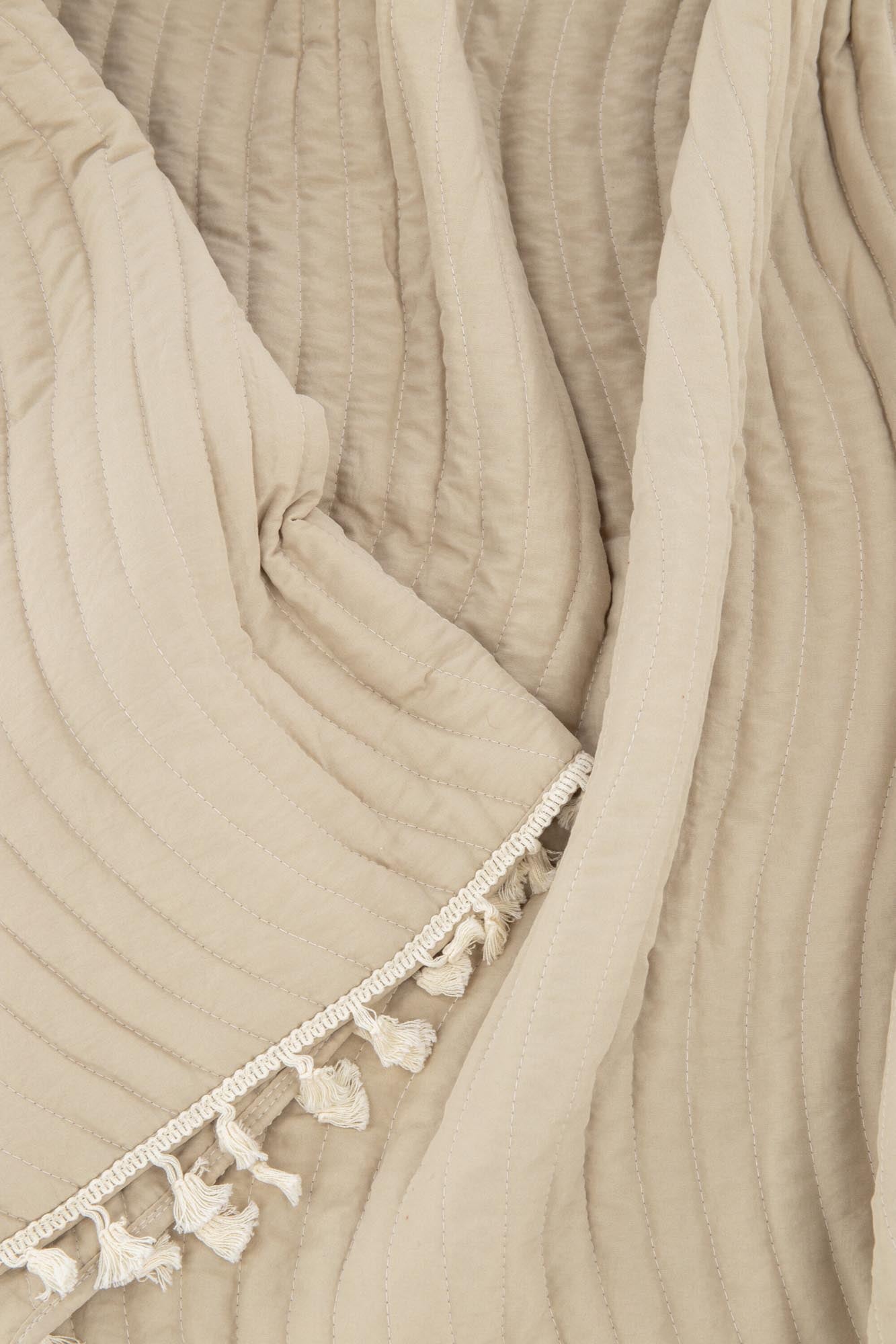 Lias Tagesdecke in Beige präsentiert im Onlineshop von KAQTU Design AG. Bettüberwurf ist von Venture Home