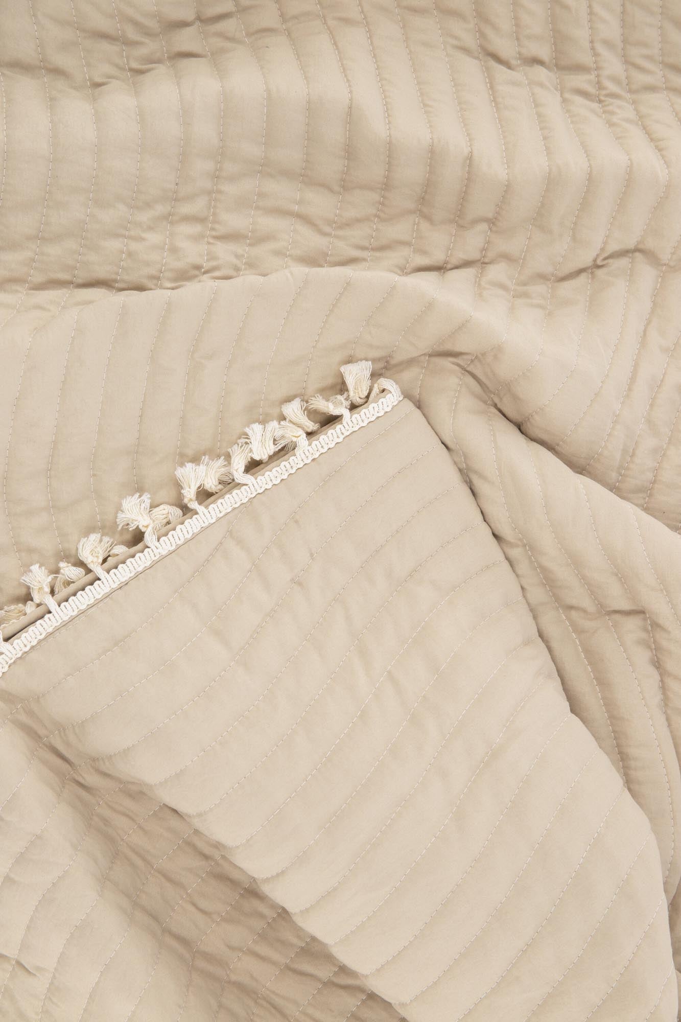 Lias Tagesdecke in Beige präsentiert im Onlineshop von KAQTU Design AG. Bettüberwurf ist von Venture Home