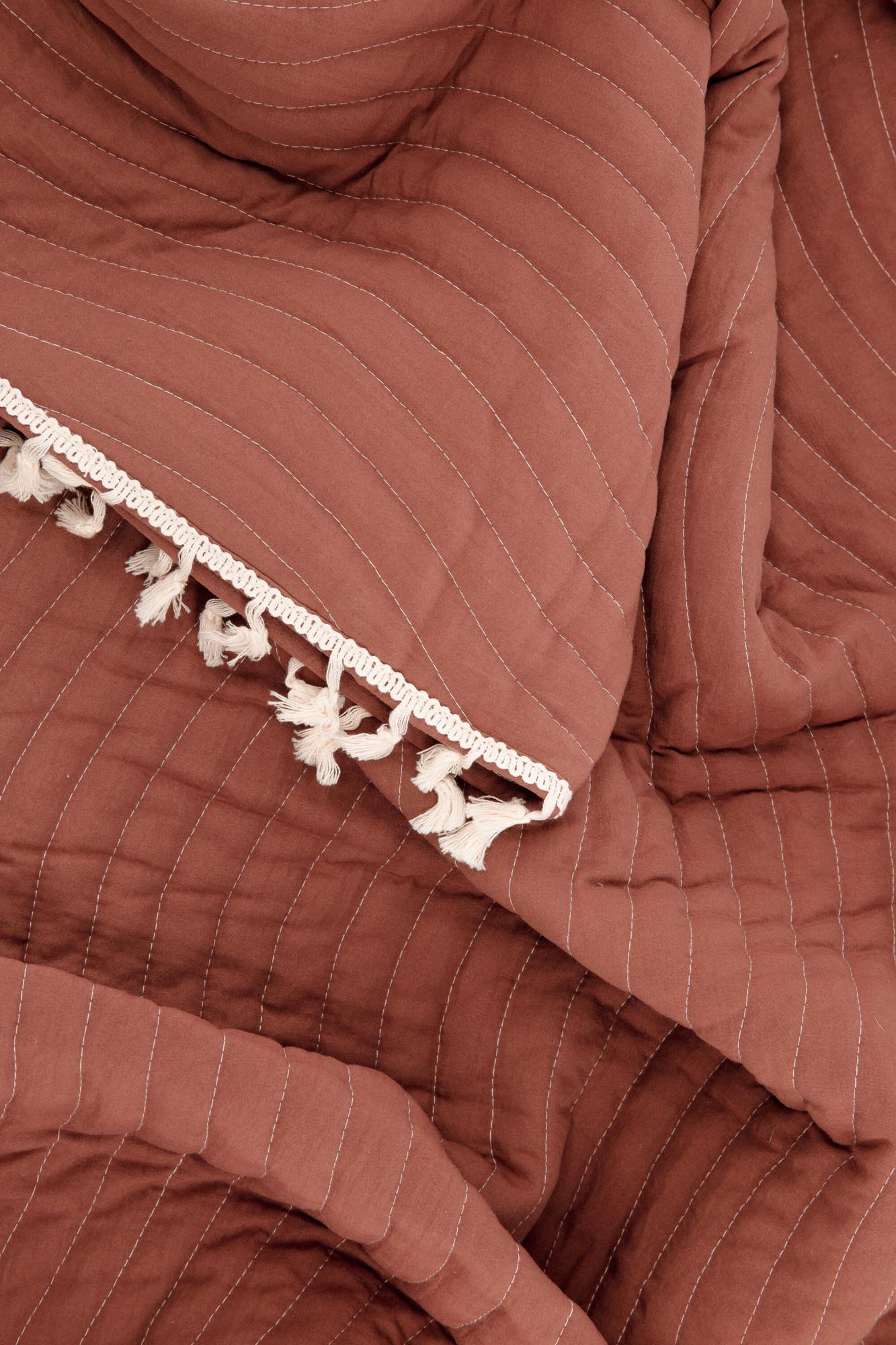 Lias Tagesdecke in Rostiges Rot präsentiert im Onlineshop von KAQTU Design AG. Bettüberwurf ist von Venture Home