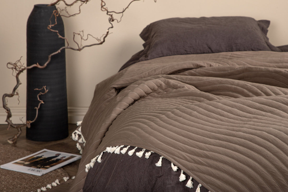 Lias Tagesdecke in Braun präsentiert im Onlineshop von KAQTU Design AG. Bettüberwurf ist von Venture Home