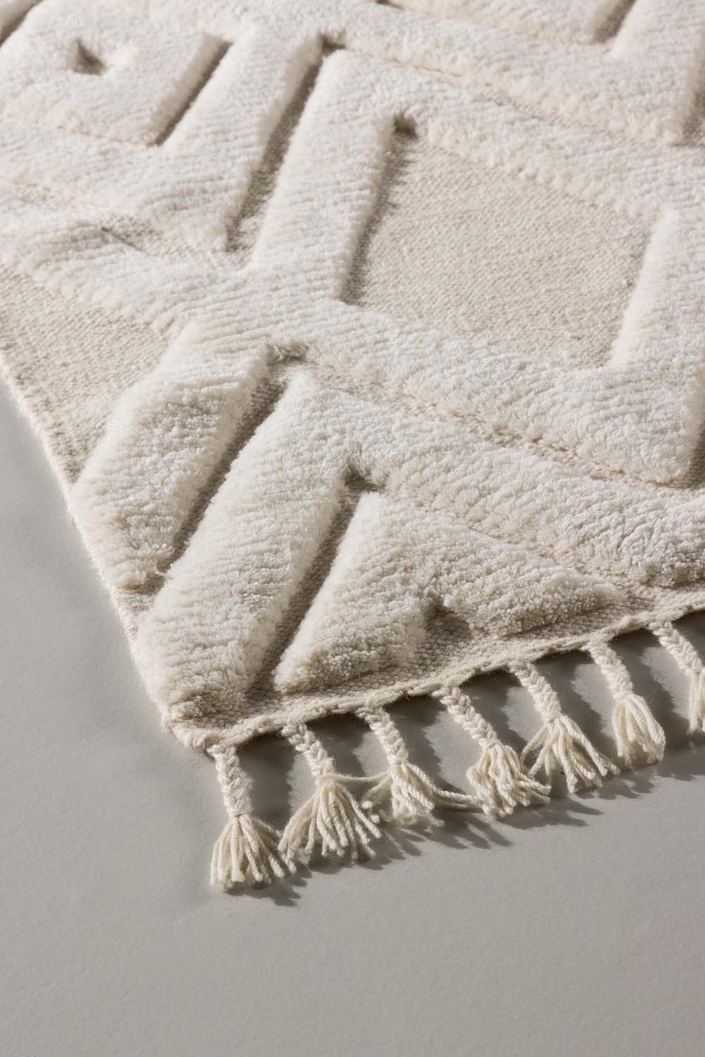 Dahlia Wool Teppich in Weiss präsentiert im Onlineshop von KAQTU Design AG. Teppich ist von Vind