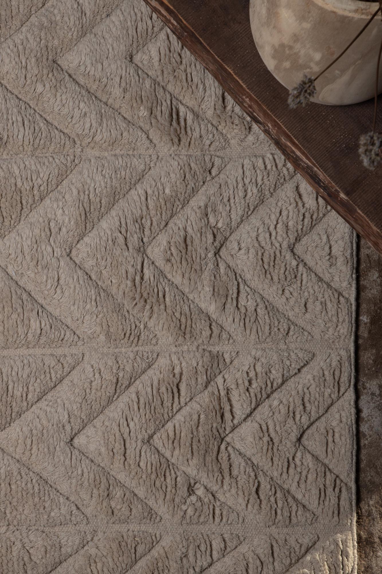 Zoe Teppich von Vind: Hochwertiger Wollteppich mit modernem Design, ideal für jeden Raum. Langlebig, pflegeleicht und stilvoll.