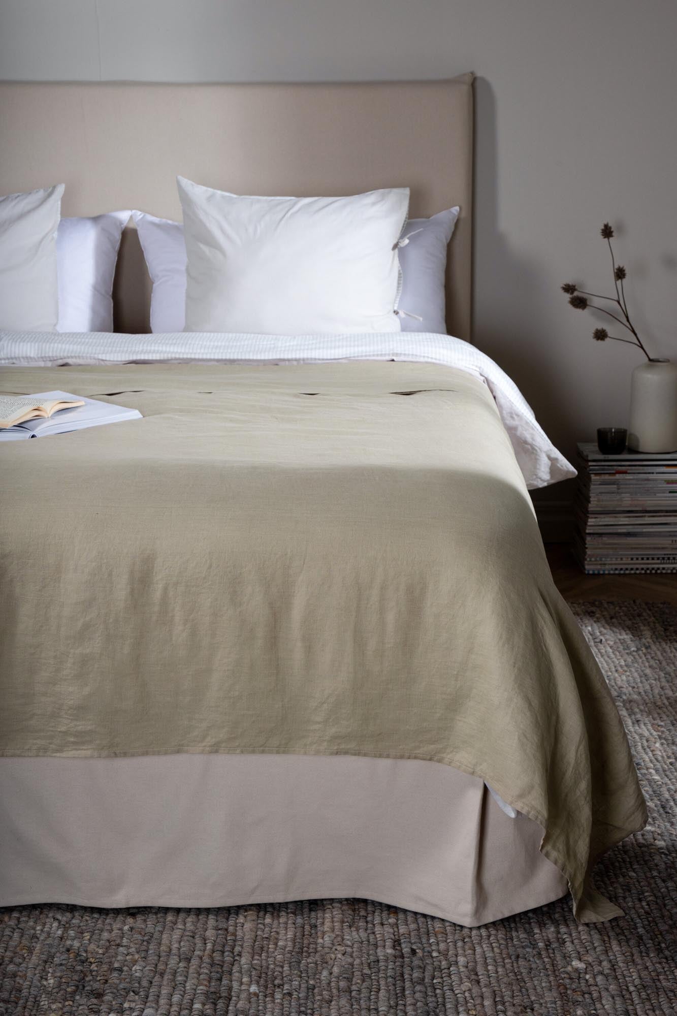 Milo Tagesdecke von Venture Home: Elegante Beige-Töne, großzügige 150x250 cm, pflegeleicht und atmungsaktiv für stilvolle Akzente.