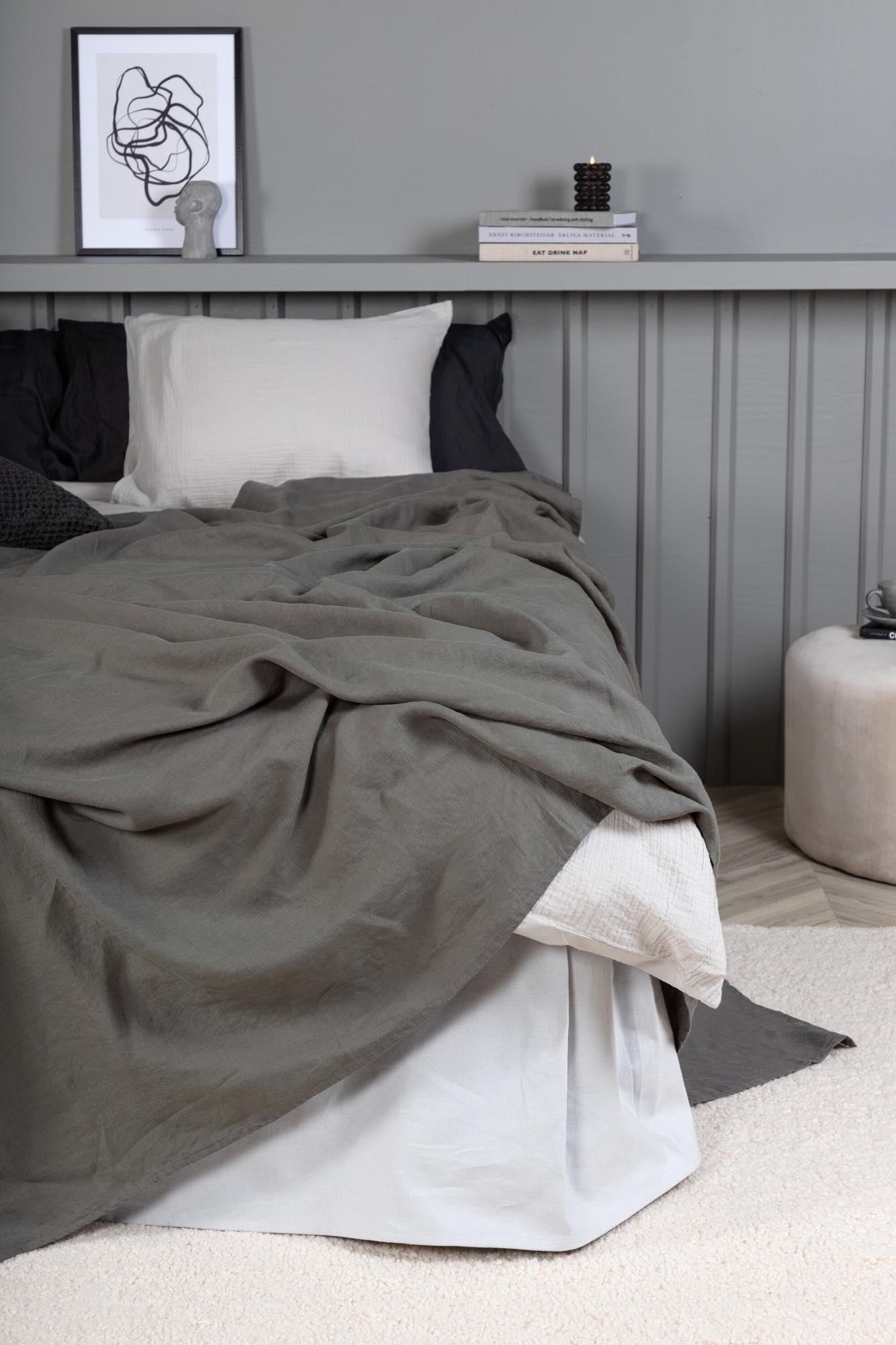 Milo Tagesdecke von Venture Home: Hochwertiger Leinenüberwurf in Beige, ideal für stilvolle Akzente und gemütliche Abende.