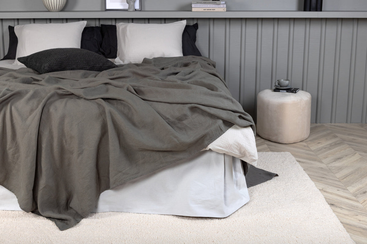 Milo Tagesdecke in Hellgrau präsentiert im Onlineshop von KAQTU Design AG. Bettüberwurf ist von Venture Home