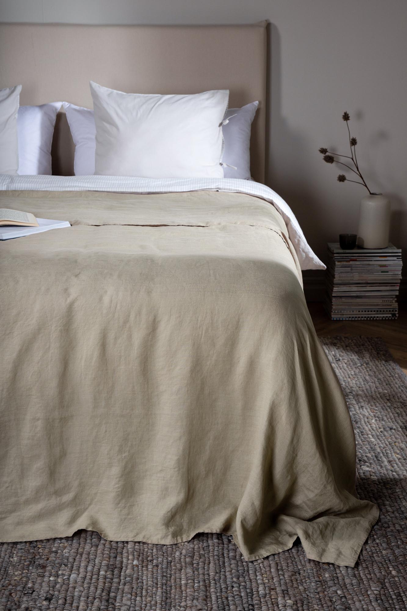 Milo Tagesdecke von Venture Home: Hochwertiger Leinenüberwurf in natürlichem Beige, ideal für gemütliche Akzente und stilvolle Einrichtung.