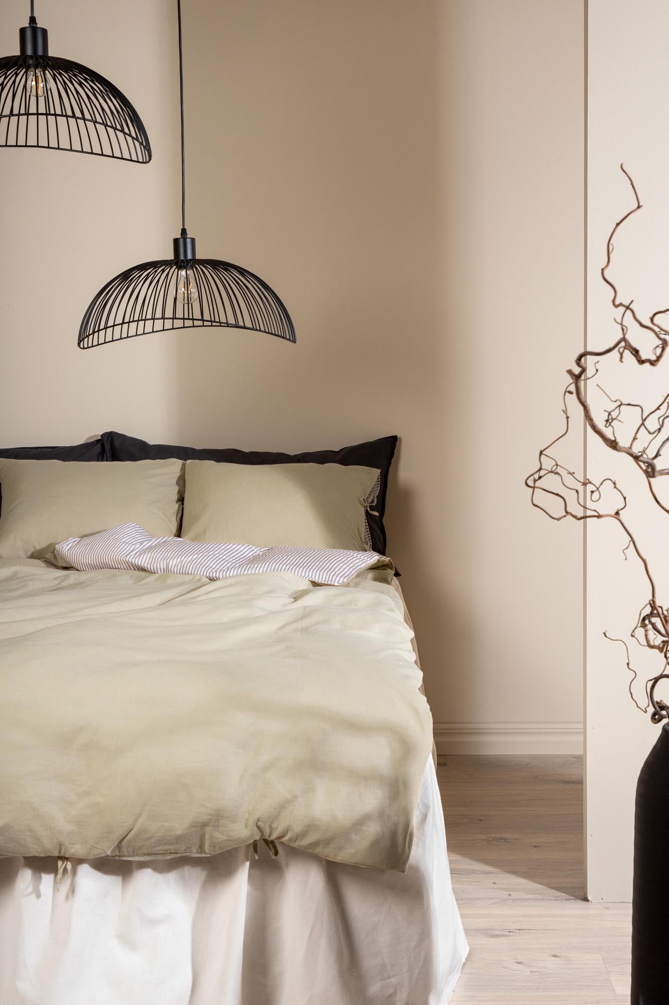 Entdecken Sie die vielseitige Jenna Bettgarnitur von Venture Home – für eleganten Stil und höchsten Schlafkomfort in Ihrem Schlafzimmer.