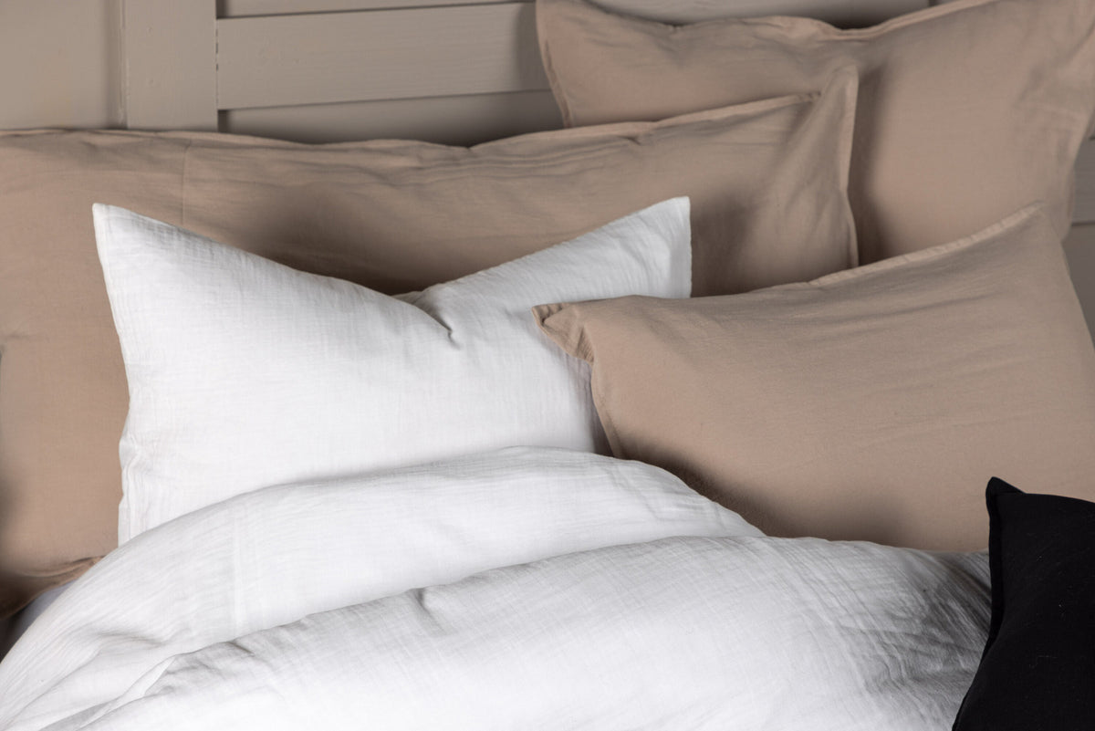 Mila Bettgarnitur Kombo in Weiss präsentiert im Onlineshop von KAQTU Design AG. Bettwäsche ist von Venture Home
