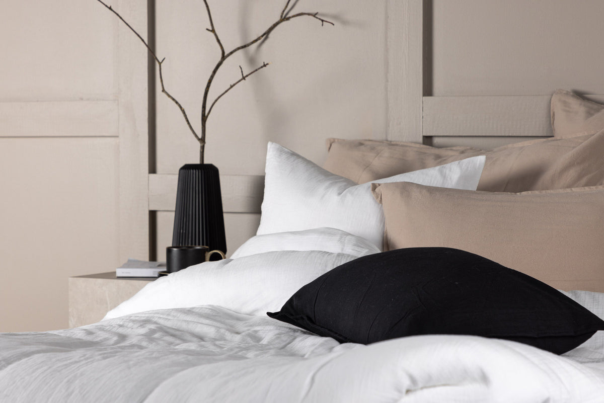 Mila Bettgarnitur Kombo in Weiss präsentiert im Onlineshop von KAQTU Design AG. Bettwäsche ist von Venture Home