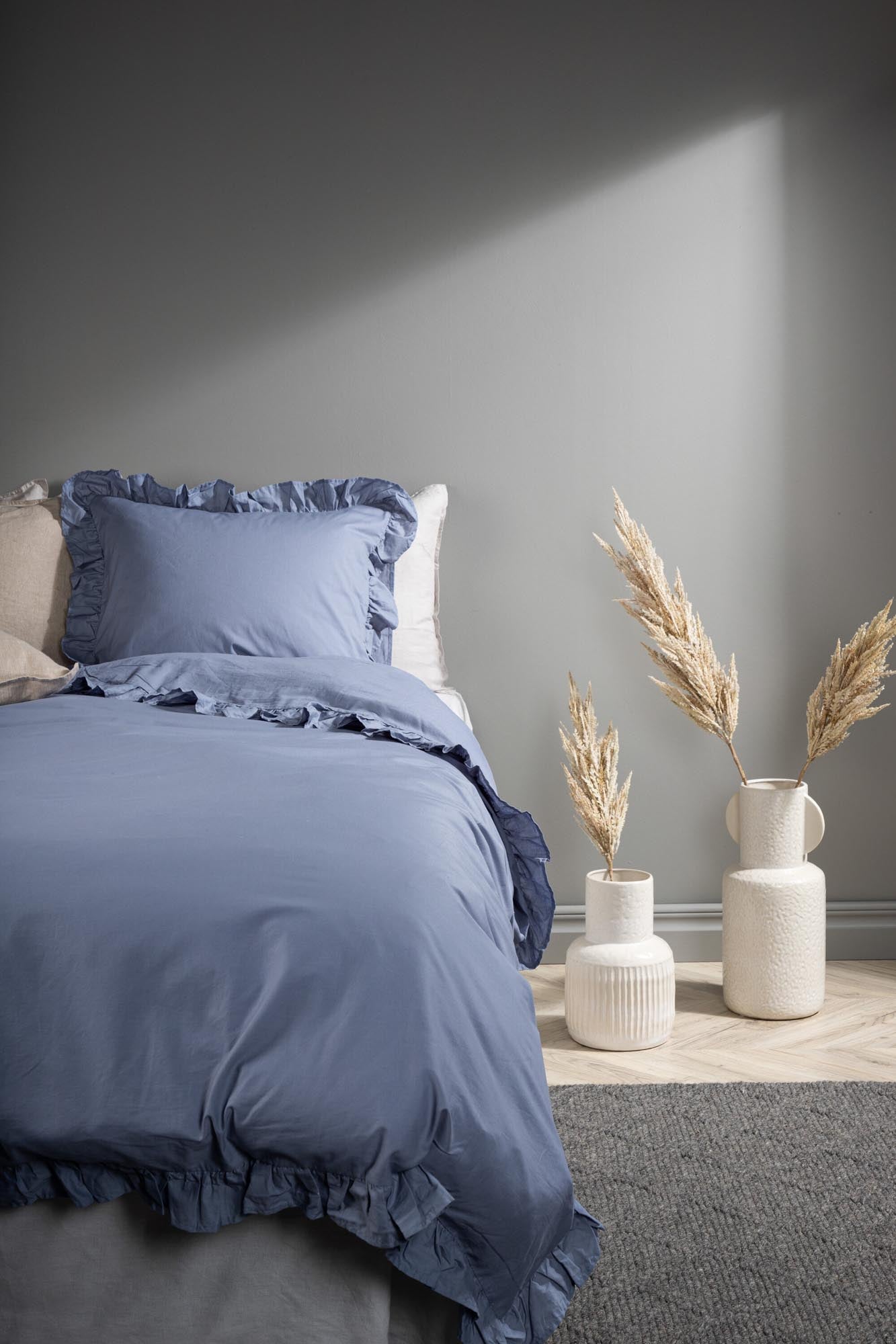 Levi Bettgarnitur in Blau präsentiert im Onlineshop von KAQTU Design AG. Bettwäsche ist von Venture Home