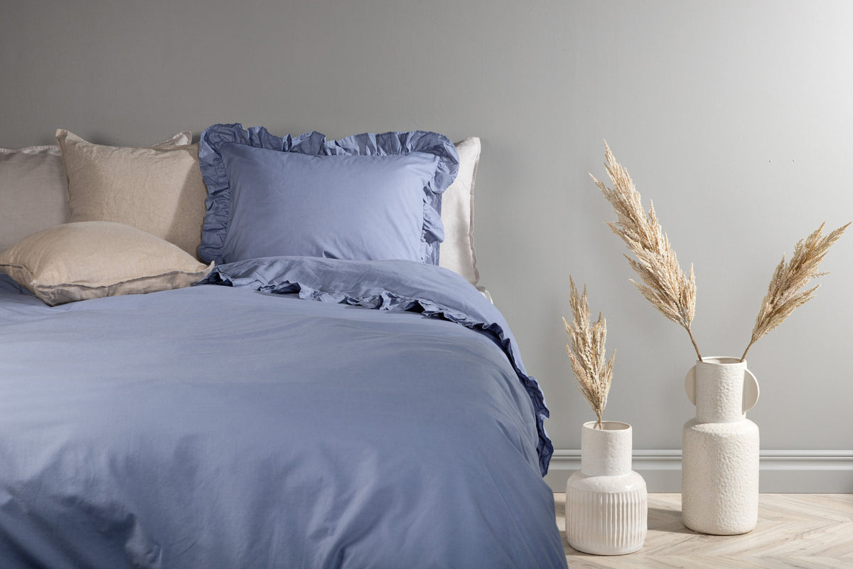 Levi Bettgarnitur in Blau präsentiert im Onlineshop von KAQTU Design AG. Bettwäsche ist von Venture Home