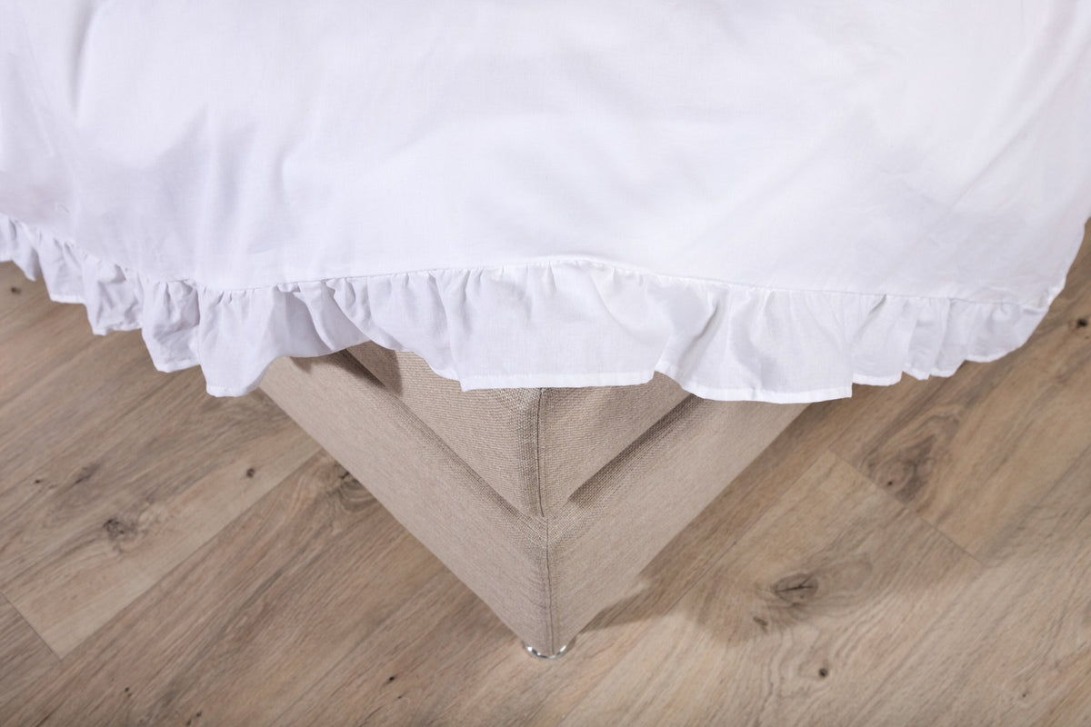 Levi Bettgarnitur in Weiss präsentiert im Onlineshop von KAQTU Design AG. Bettwäsche ist von Venture Home