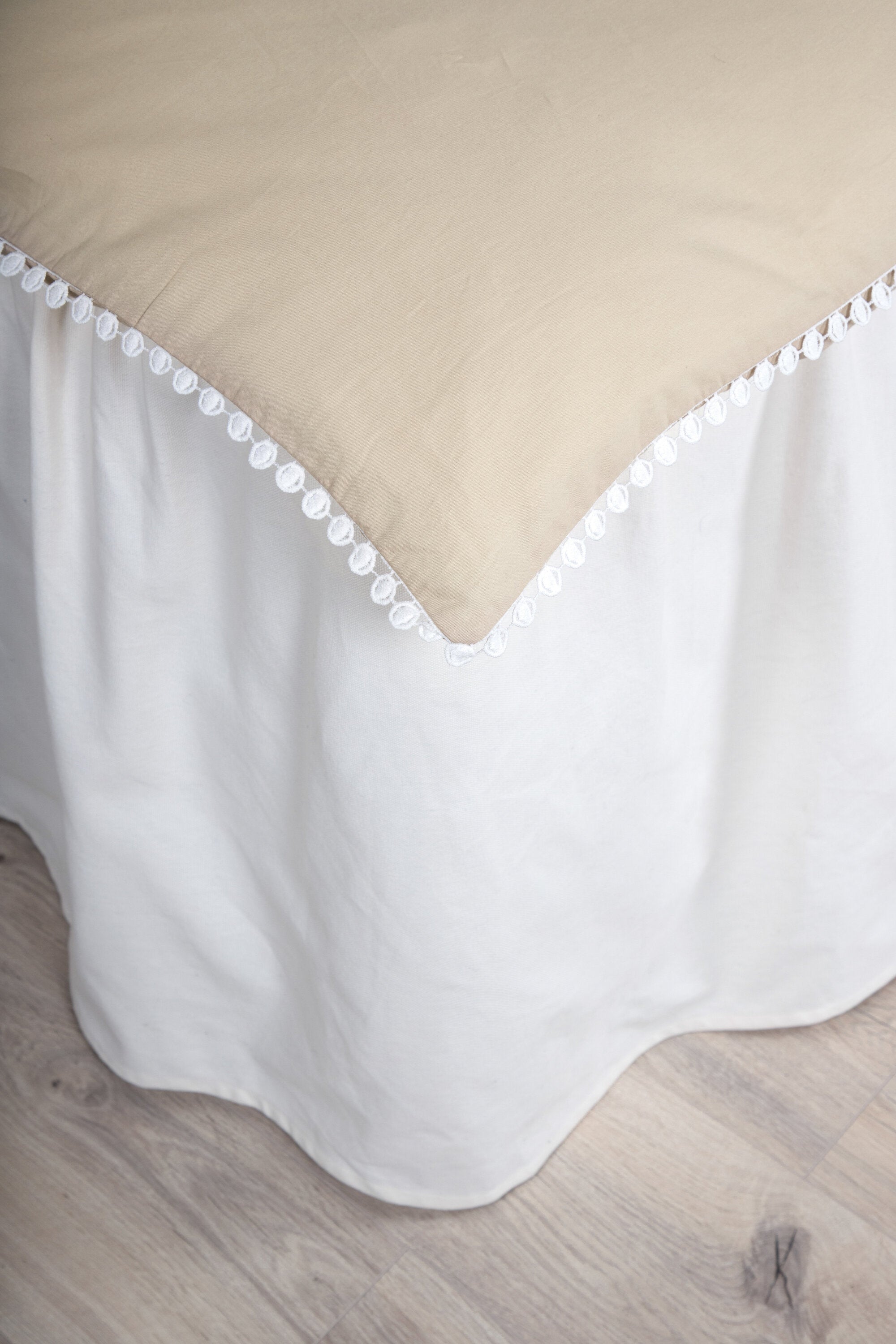 Livia Bettgarnitur in Beige präsentiert im Onlineshop von KAQTU Design AG. Bettwäsche ist von Venture Home