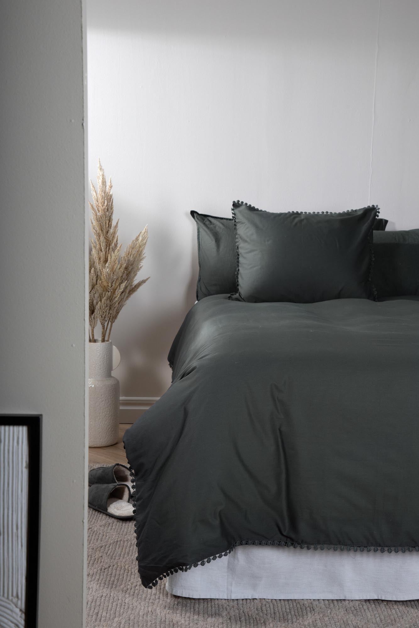 Livia Bettgarnitur von Venture Home: Elegante Baumwollsatin-Bettwäsche für höchsten Schlafkomfort und stilvolle Akzente in Ihrem Schlafzimmer.